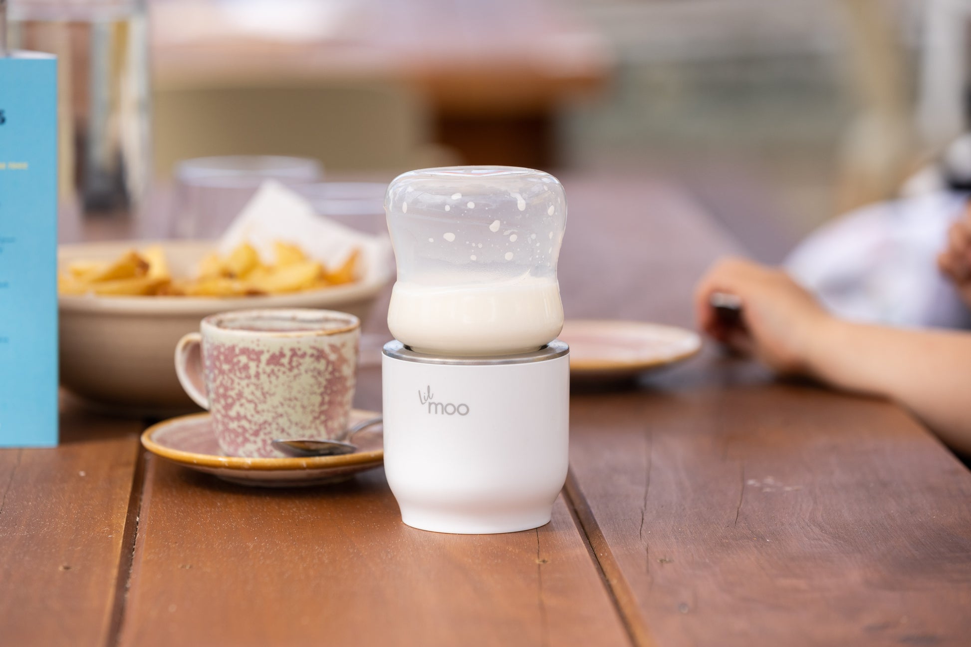 Portable baby bottle warmer new Zealand Australia. Fast heating, lightweight, works with breastmilk or formula 
