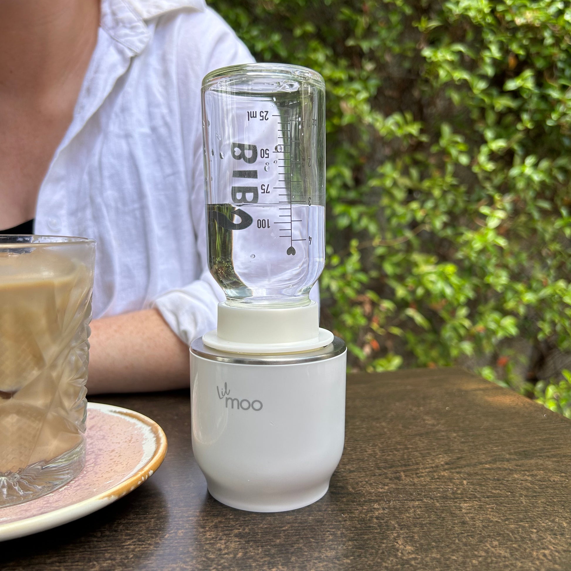 Portable baby bottle warmer new Zealand Australia. Fast heating, lightweight, works with breastmilk or formula 